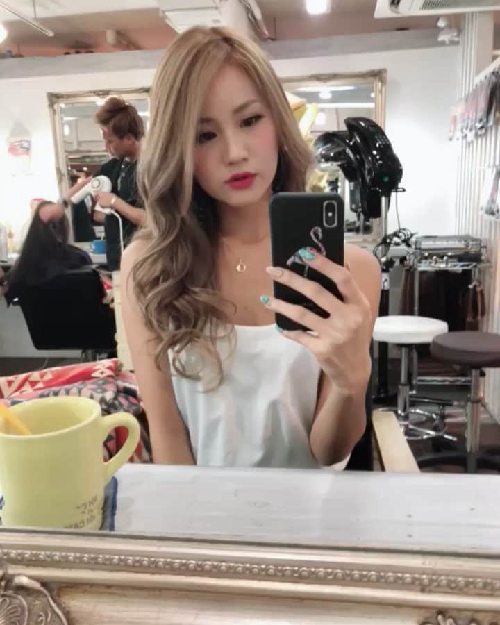 LORYのインスタグラム：「Rollen wiz💇🏼‍♀️💈✨ 担当は池さん @rollen_ike 🧡🧡 くすみすぎず、いい具合にドンピシャで 綺麗なカラーにしてもらいました😍💘 カットのおかげで軽くて巻きやすさが 全然ちがう！！☺️💖💖 @rollen_wiz  #rollenwiz #rollen #haircolor #ローレン #ヘアカラー #brondehair #外国人風カラー #looory」