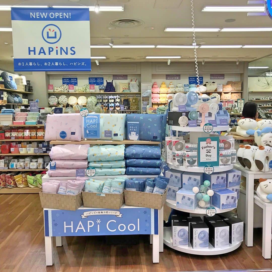 HAPiNSさんのインスタグラム写真 - (HAPiNSInstagram)「2018年5月25日(金)にHAPiNS(ハピンズ)店イオン茅ヶ崎中央店がOPENしました♪ - <New arrival> - ☆暑くなってきました！COOLなHAPiNSオリジナル寝具、HAPiCoolはいかがですか？冷感生地だから、触れた瞬間ひんやりです^_^ - ☆人気！はんなり豆腐の新シリーズ「ひんやり！はんなり豆腐」も絶賛発売中♫ - <OPEN記念企画実施中！> - ☆通常2枚で1200円のタオルが2枚で 1000円！ - ☆通常3足1000円のソックスが、 なんとなんと4足1000円に！ - <アクセス> JR茅ヶ崎駅徒歩10分 イオン茅ヶ崎中央 2F 皆様のご来店心よりお待ちしております😄 - ☆☆☆☆☆☆☆☆☆☆☆☆☆☆☆☆☆☆☆☆ 雑貨専門店PASSPORTは 「HAPiNS(ハピンズ)」に生まれ変わります。 ☆☆☆☆☆☆☆☆☆☆☆☆☆☆☆☆☆☆☆☆ - #HAPiNS #ハピンズ #ハピンズ公式 #ハピンズオリジナル #PASSPORT #passport #パスポート #パスポート公式 #雑貨 #雑貨屋 #パスポートオリジナル #プチプラ#fukufukunyanko #ふくふくにゃんこ #フクフクニャンコ #fukufukuにゃんこ#はんなり豆腐#ギフトのハピンズ」5月26日 20時25分 - hapins_official