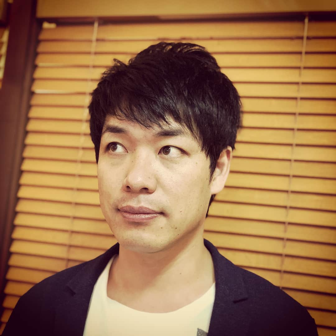 杉本知香さんのインスタグラム写真 - (杉本知香Instagram)「散髪来る度に必ず寄る三宝亭。 ランチのラストオーダー時間より5分程過ぎてたから店の前で残念写真撮ろうとついて行ったのに食す事が出来た川島さん。 今日は土曜日。看板よく見たら土日祝は途中休憩無しのようだ👀❗️ 散髪も、たまたまキャンセル出たので滑り込め、三宝亭も🎶 ラッキーな1日の川島さんでした😆  #麒麟川島#麒麟#ええ声 #三宝亭#三宝亭中目黒 #新潟#東京ラボ #今日は#サンラータン麺 #酸辣湯麺  #麻婆麺 #中目黒美容室 #ポートレート」5月26日 20時45分 - sugimotoc