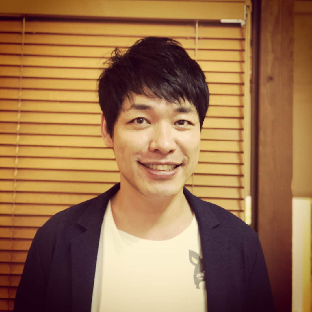 杉本知香さんのインスタグラム写真 - (杉本知香Instagram)「散髪来る度に必ず寄る三宝亭。 ランチのラストオーダー時間より5分程過ぎてたから店の前で残念写真撮ろうとついて行ったのに食す事が出来た川島さん。 今日は土曜日。看板よく見たら土日祝は途中休憩無しのようだ👀❗️ 散髪も、たまたまキャンセル出たので滑り込め、三宝亭も🎶 ラッキーな1日の川島さんでした😆  #麒麟川島#麒麟#ええ声 #三宝亭#三宝亭中目黒 #新潟#東京ラボ #今日は#サンラータン麺 #酸辣湯麺  #麻婆麺 #中目黒美容室 #ポートレート」5月26日 20時45分 - sugimotoc