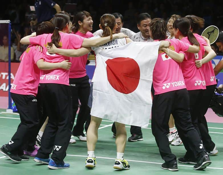 日本オリンピック委員会さんのインスタグラム写真 - (日本オリンピック委員会Instagram)「バドミントン🏸の団体世界一を決める国・地域別対抗戦の女子ユーバー杯の決勝で、日本がタイに3-0で勝利。1981年大会以来37年ぶり6度目の優勝を決めました。おめでとうございます！（写真：AP/アフロ） . Women's Team Japan🇯🇵 won a gold medal at the Uber Cup 2018 in Bangkok. Congrats!! Photo:AP/AFLO . #奥原希望 #山口茜 #髙橋礼華 #松友美佐紀 #福島由紀 #廣田彩花 #佐藤冴香 #髙橋沙也加 #米元小春 #田中志穂 #NozomiOkuhara #AkaneYamaguchi #AyakaTakahashi #MisakiMatsutomo #YukiFukushima #SayakaHirota #SayakaSato #SayakaTakahashi #KoharuYonemoto #ShihoTanaka #バドミントン #badminton #がんばれニッポン #TEAMNIPPON #japaneseolympiccommittee」5月26日 20時53分 - teamjapanjoc