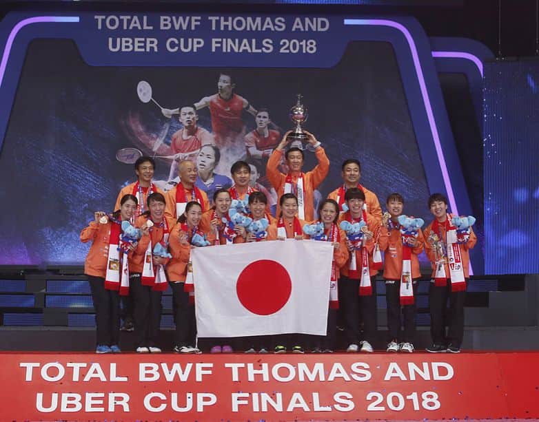 日本オリンピック委員会さんのインスタグラム写真 - (日本オリンピック委員会Instagram)「バドミントン🏸の団体世界一を決める国・地域別対抗戦の女子ユーバー杯の決勝で、日本がタイに3-0で勝利。1981年大会以来37年ぶり6度目の優勝を決めました。おめでとうございます！（写真：AP/アフロ） . Women's Team Japan🇯🇵 won a gold medal at the Uber Cup 2018 in Bangkok. Congrats!! Photo:AP/AFLO . #奥原希望 #山口茜 #髙橋礼華 #松友美佐紀 #福島由紀 #廣田彩花 #佐藤冴香 #髙橋沙也加 #米元小春 #田中志穂 #NozomiOkuhara #AkaneYamaguchi #AyakaTakahashi #MisakiMatsutomo #YukiFukushima #SayakaHirota #SayakaSato #SayakaTakahashi #KoharuYonemoto #ShihoTanaka #バドミントン #badminton #がんばれニッポン #TEAMNIPPON #japaneseolympiccommittee」5月26日 20時53分 - teamjapanjoc