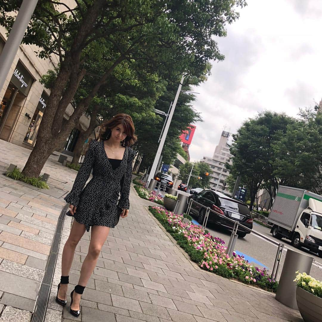 Emiさんのインスタグラム写真 - (EmiInstagram)「今日は夕方からあるところへ スパッツ以外の服着るの久々過ぎて たまにはちゃんとしないとなと身が引き締まりました🤦‍♀️ 体組成計で部位別の筋肉量を測ると 脚の筋肉量は平均より少ないのに こうして見るとしっかりあるなあ👀 数字は目安でしかなくて やっぱり見た目だな〜 外で膝をまだ出せることに感動しました🤣  #saturday #onepiece #zara #ootd #miniskirt #heels #6センチしかないヒールで脚終わる #痛い #膝つら #脚トレはやらない派」5月26日 21時50分 - emi_yoga