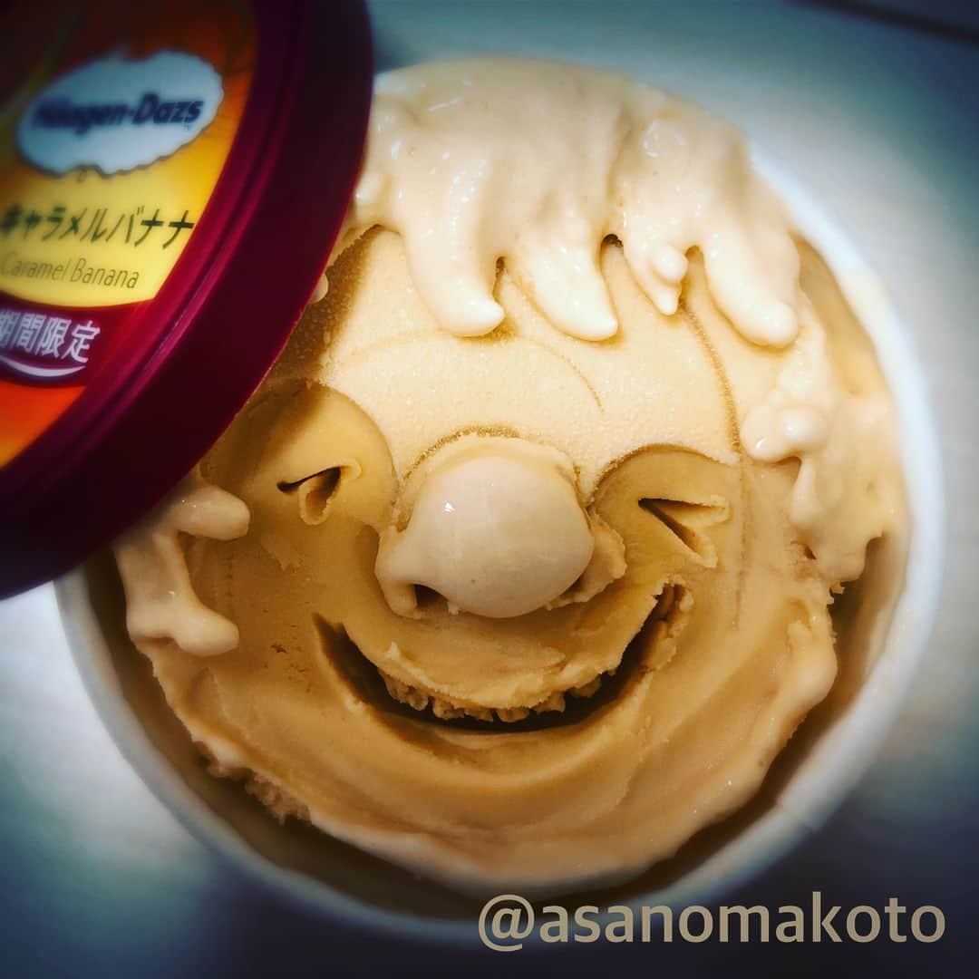 asanomakotoのインスタグラム：「I love caramel banana🍌🍨✨ #haagendazs #HäagenDazs #haagen_dazs  #love #haagendazsid  #ice #icecream #icecreams #iceart #smile #happy #instafun #trip #instapop #instacool #instagood #instaice #instaicecream #instafollow #tokyo #yokohama #ハーゲンダッツ #アイスクリーム #カップアイス  #instafood #photooftheday #webstagram  #tagsforlikes #하겐다즈 #キャラメルバナナ ★こんばんは🌠キャラメルバナナ美味しかったぁーーー！！！キャラメル好きのバナナ好きなので危険なコラボレーションに胸高鳴ります。大袈裟に言うと笑笑。」