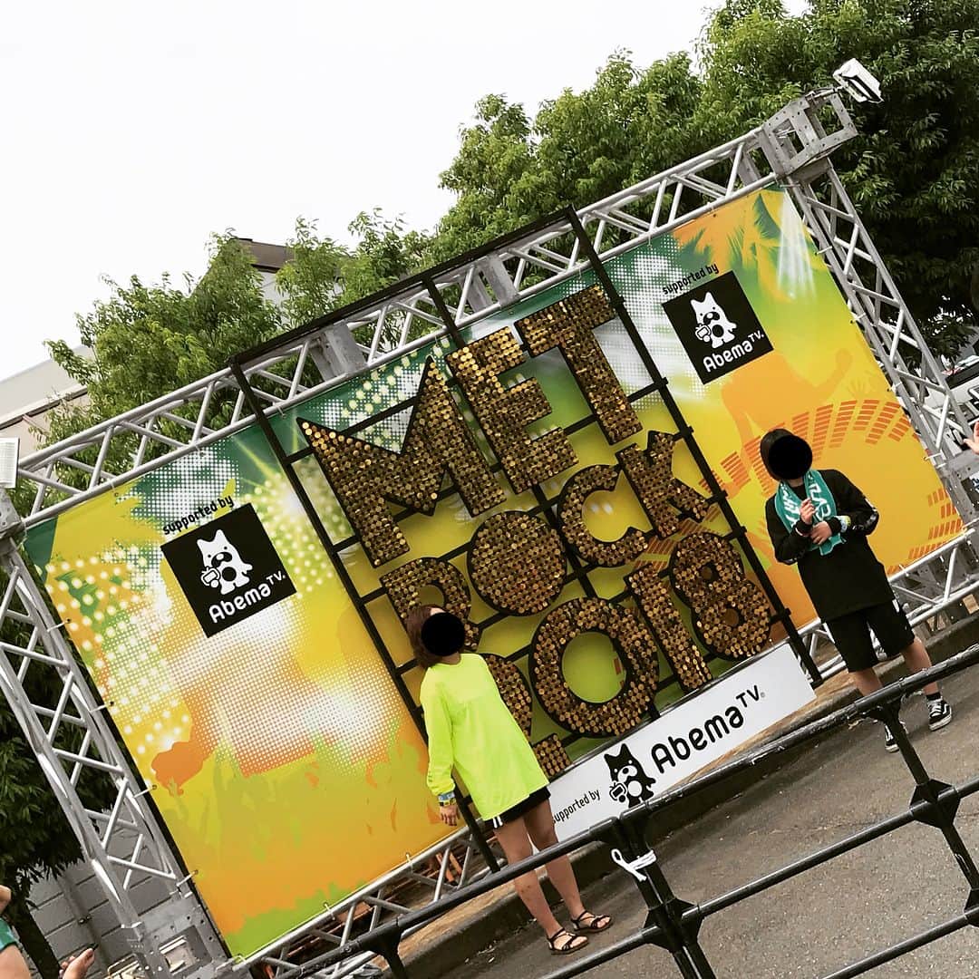 河野玄斗のインスタグラム：「メトロック1日目！！！！！ KEYTALK→マイファス→フォーリミ→ベガス→キュウソ→岡崎体育→あいみょん(入場規制のため音漏れで)→UVER→SiM とかいう神タイテでほんま最高だった🙏(SiMで暴れ過ぎた余韻でエレカシ行けませんでしたすみません)(ヤバTはSiMと被ってて行けなかったし、CDJもドロスと被ってて行けなかったんだけど、俺のヤバT運のなさ異常、今度ワンマン行きます)  傷一つ一つが楽しかった思い出として蘇ってくるのほんとに最高すぎる(汚い足載せてすみません)  一つ懺悔しなければならないことは、法学を学ぶものとしてルールは守らなければならないのに、「ダイブ・モッシュ禁止」なのにダイブもモッシュもしまくってしまいました。後悔はしていません！！！ #metrock #メトロック」