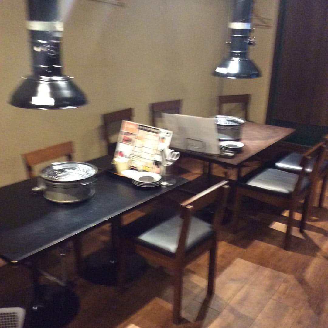 かるび家三宮店のインスタグラム：「本日もたくさんのご来店ありがとうございました😊 今日は！店内の写真です！ 雰囲気はこんな感じなので是非お待ちしております！！ #焼肉 #三宮 #飲み放題 #お肉#食べ放題」