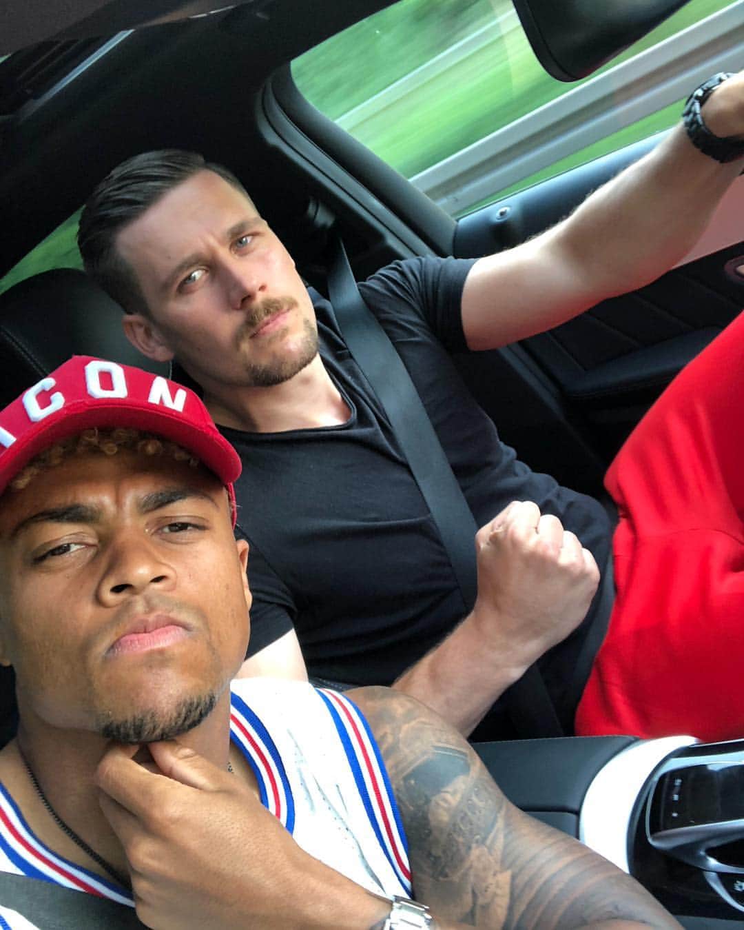 ロニー・マルコスのインスタグラム：「🤙🏽🚗💨 #teamraschoo #loyalty #iydkdw」