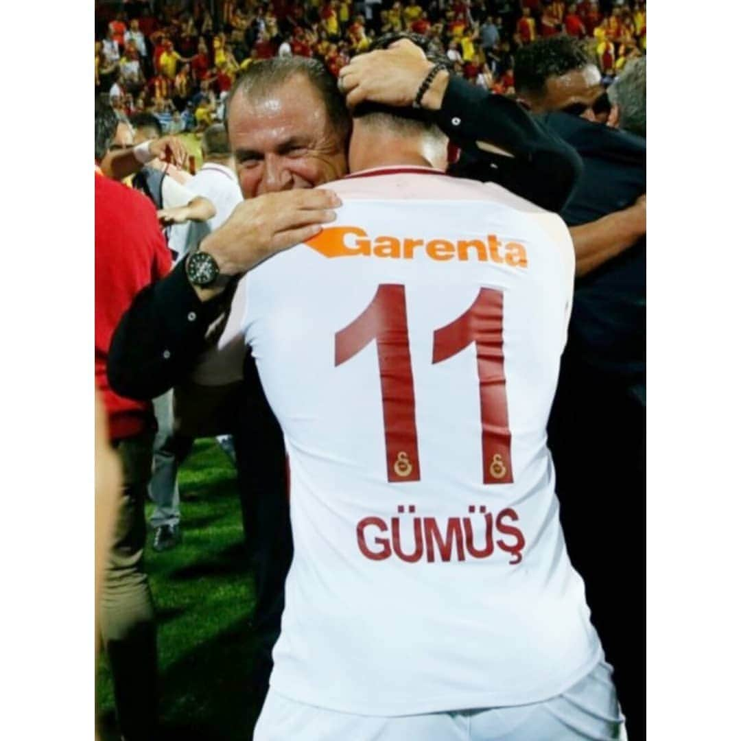 シナン・ギュミュシュのインスタグラム：「Senin sayende hocam her şey senin sayende..💪 #imparator #sinangümüş #galatasaray」