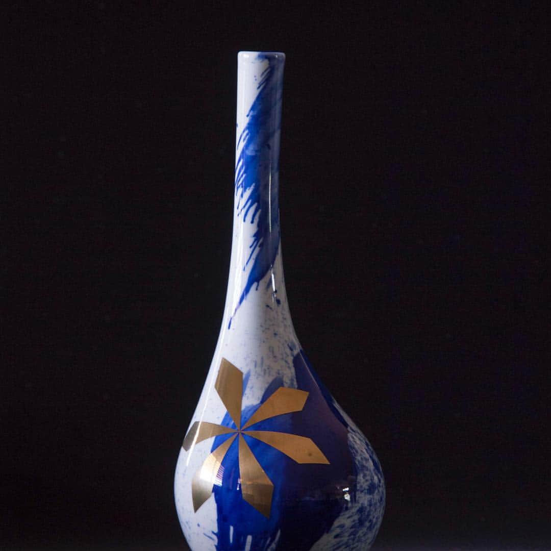佐藤可士和のインスタグラム：「DISSIMILAR_KAKUREI 300  Tsurukubi, Yukidama AOKISHUZO The Sake Brewery Co., LTD Material: ARITA Porcelain #kashiwasato #佐藤可士和 #contemporaryart #abstractpainting #arita #pocelain」