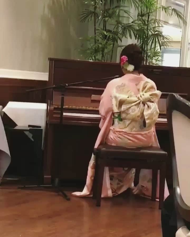 藍のインスタグラム：「私の曲の「Dear sister」を、結婚式でお姉さんに歌ってくれたと、動画を送ってきてくださいました🎹 嬉しい😢✨ Yさんありがとうございます。 そしてお姉さま、おめでとうございます😊㊗️🎉 #Dearsister #藍」