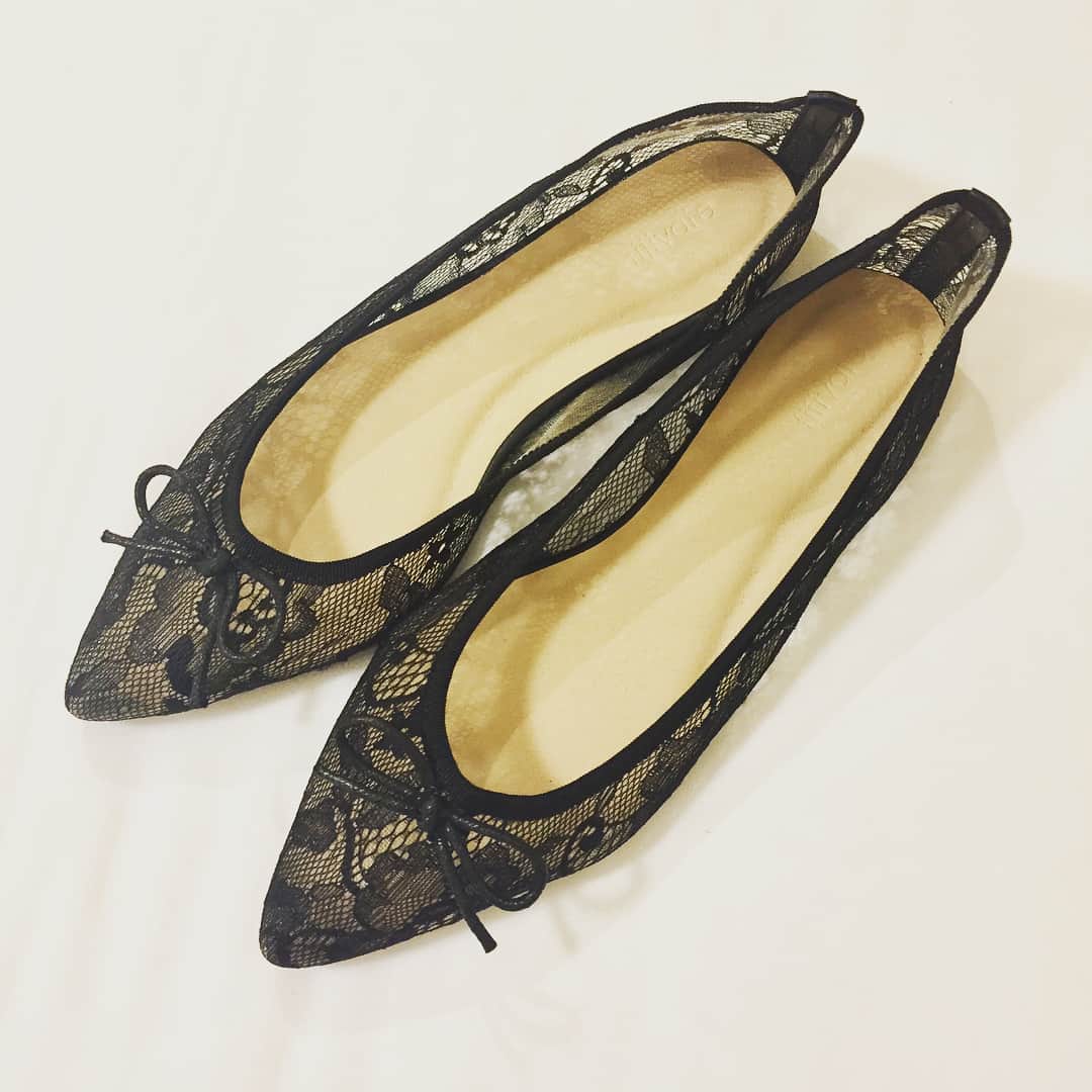 柴本愛沙さんのインスタグラム写真 - (柴本愛沙Instagram)「昨日から東京へ🛫 Ramieでカラー&カット&トリートメントしてきました✨ 担当はもちろん、店長の加藤貴大さん！ 髪が生き返った♡♡♡ ： そんな日のコーデ。 この時季にしか着ることができない、Vネックワイドリブノースリーブニット🍀 そして足元は、通気性がよく歩きやすい、レースのフラットパンプスです♪(2枚目) どちらもプチプラなtitivate ＠titivatejp のもの。 5月18日から送料無料になるみたい！ 30～40%OFFクーポンや、LINE連携300ポイントサービスもあるよ🍀 ： #titivate #titivatestyle #ティティベイト #Vネックワイドリブノースリーブニット #ポインテッドトゥレースフラットパンプス #fashion #ootd #outfit #code #coordinate #style #stylepoint #instafashion #instagood #instalike #ノースリーブ #ノースリーブニット#ファッション #コーディネート #コーデ #プチプラ #プチプラコーデ #今日のコーデ #ヘアサロン #美容室 #銀座 #ramie #ラミエ #hairsalon #銀座美容室」5月27日 9時46分 - aisa_shibamoto