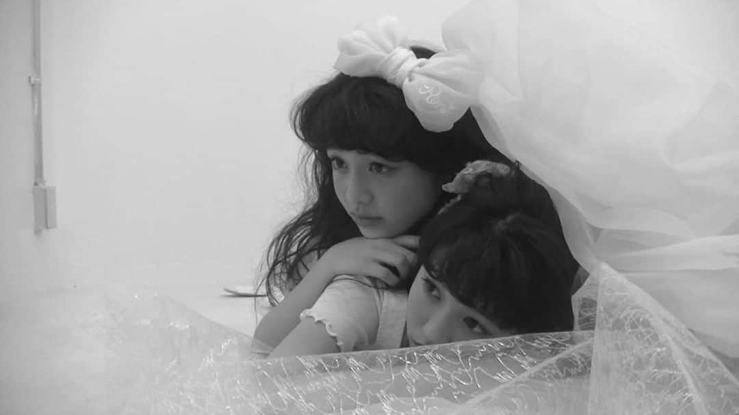 ニコ☆プチのインスタグラム：「ニコ☆プチ8月号発売まで、あと約1ヶ月…待ちくたびれてる子に、6月号撮影の様子をおすそ分け❤️ メアリン特集の可愛すぎる2人をデリバリー！ 史上最強ガーリーな2人のラストシューティングをお見逃しなく❤️ #ニコプチ #林芽亜里 #高田凛 #fashion #girly」