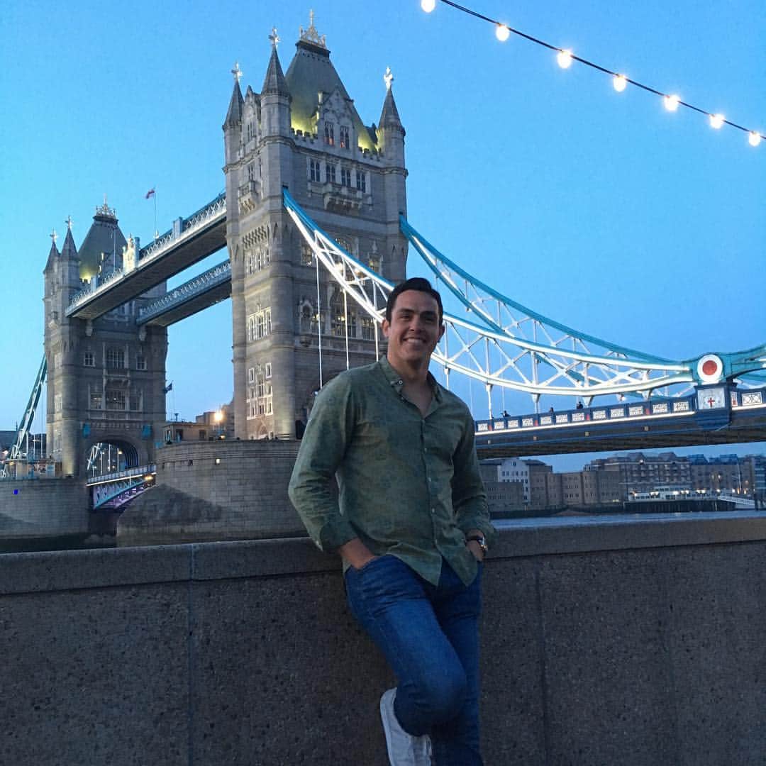 ハイメ・ヒメネスのインスタグラム：「La tercera visita que te hago #london . No será la última! ¡Valdepeñeros por el mundo! 🌍 ^ ^ ^ ^ ^ ^ #familia #travel #londonbridge #underground #bigben #londoneye #picadillycircus #candentown #soho #englishtea #fishandchips #englishbreakfast #world #lifestyle #valdepeñerosporelmundo」