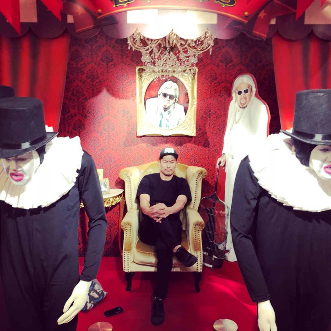 祖父江大輔のインスタグラム：「#supercookieland #野性爆弾くっきー #超くっきーランドneoneo  capとTシャツ買ってしまったー🤡」