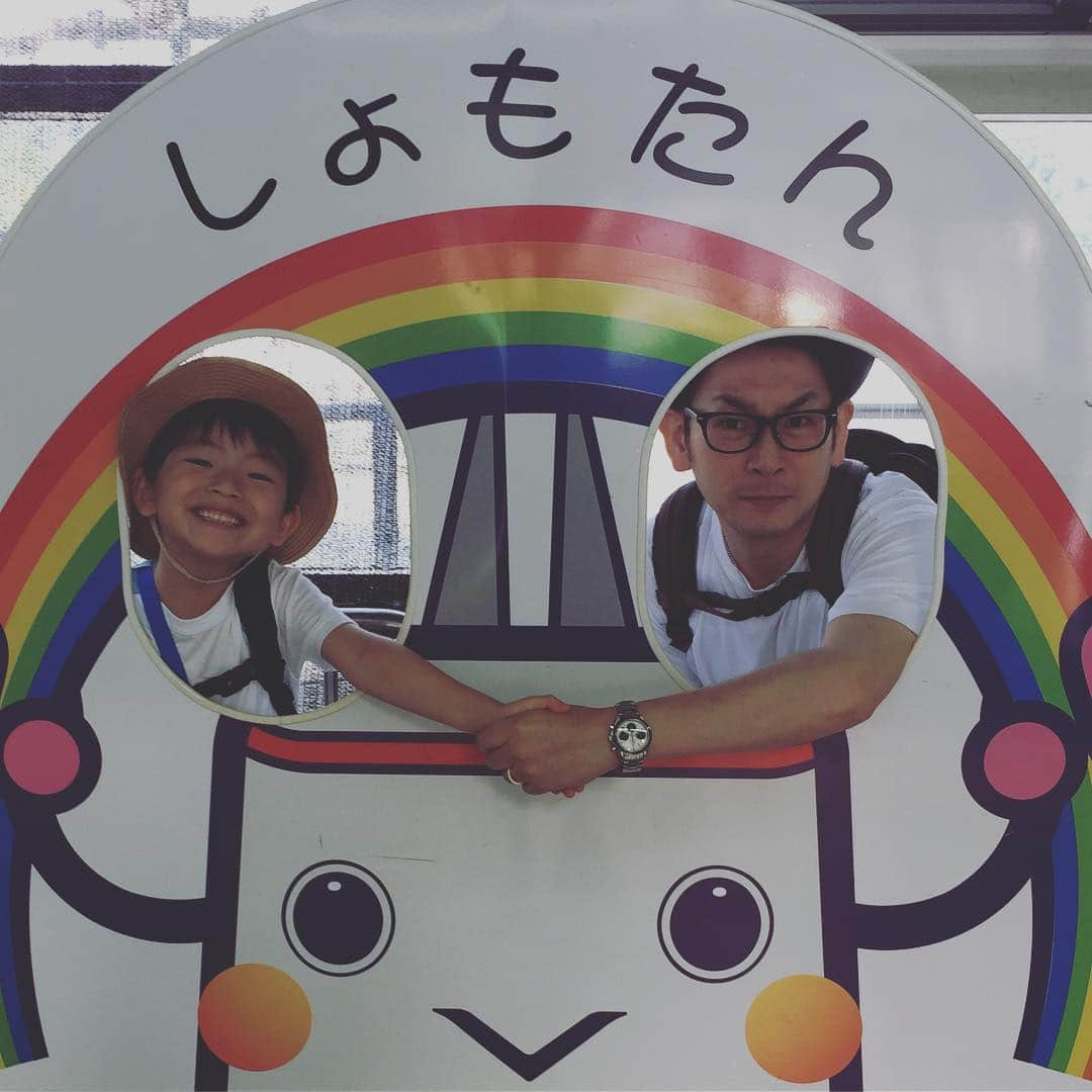 坂東亀三郎さんのインスタグラム写真 - (坂東亀三郎Instagram)「大船とか江の島とか鎌倉とかをさんぽ① 先ずは日本にただ２つだけの懸垂式モノレールの湘南モノレールに乗車！  #顔出しパネル からの顔以外の手を出しての不思議な握手🤝 ・ ・ #湘南モノレール #しょもたん #歌舞伎 #音羽屋 #歌舞伎役者 #亀三郎 #坂東亀三郎 #六代目 #彦三郎 #坂東彦三郎 #九代目 #歌舞伎部 #KABUKI #JAPAN #otowayabando #写メラマン #親バカ部 #倅マン #えみふる #彦さんぽ  コメントはお気軽に📝」5月27日 20時03分 - otowayabando