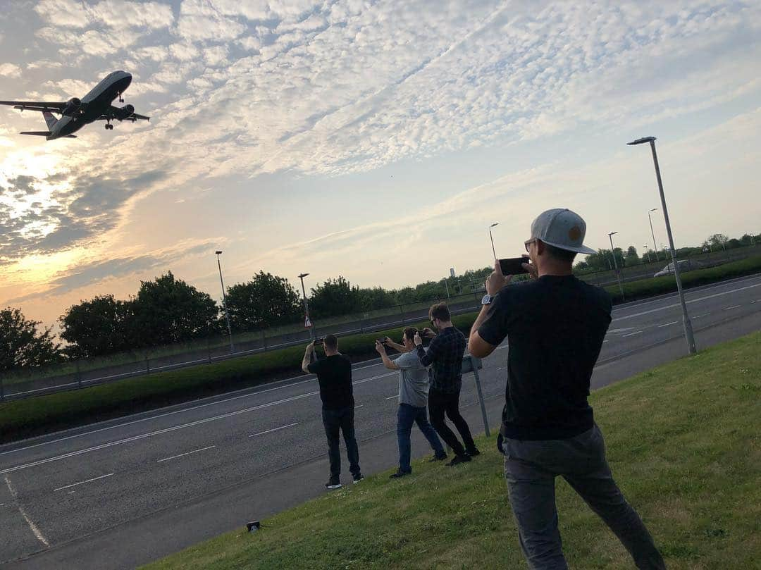 ブレンドン・ウリーのインスタグラム：「Took a pic of Tony taking a pic of Dan taking a pic of Kenny taking a pic of Zack taking a pic of a plane.」