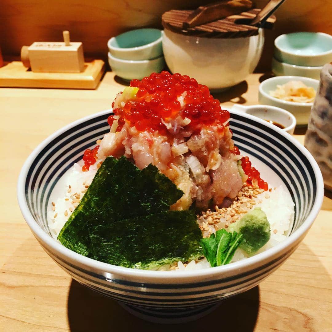 のインスタグラム：「午前中にロケが終わったので、アークヒルズの赤坂蚤の市をのぞいて、ついでに昼ごはん。つじ半でぜいたく丼なる一品を。はじめはそのまま、途中から鯛のお出汁をかけてお茶漬けに。平日は大行列みたいだけれど、日曜日だからかすぐに席につけた。 #ロケごはん #ぜいたく丼 #いくら増し #つじ半アークヒルズ店」