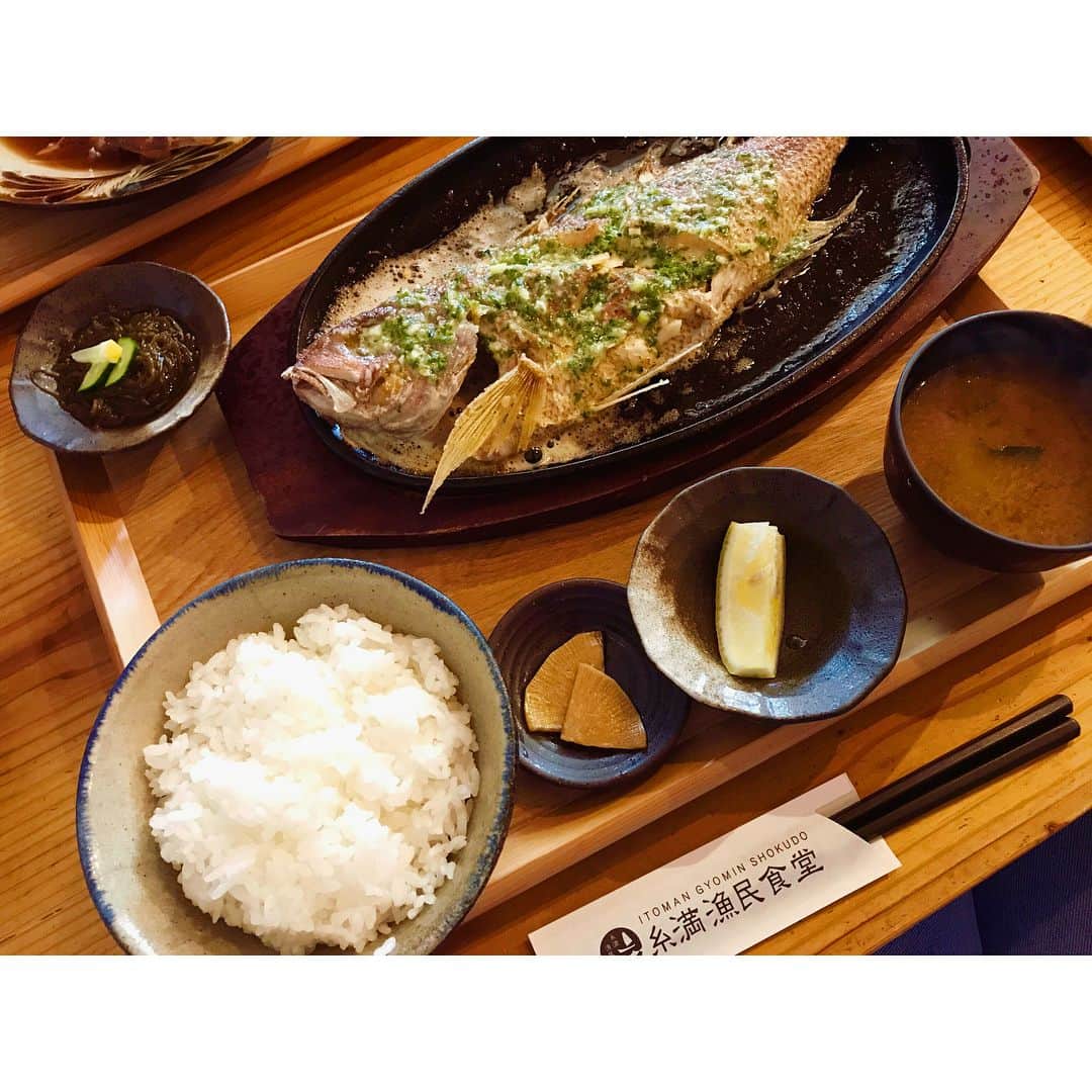 金城茉奈さんのインスタグラム写真 - (金城茉奈Instagram)「糸満漁民食堂。🐟🐟🐟念願。 ここのイマイユのバター焼きは本当に美味しい！ちなみに私は、マーマチを。お店のデザインも素敵なの。 #イマイユは鮮魚という意味#マーマチ#アーサソース#前菜とデザートもついてくるよ#糸満漁民食堂#okinawa」5月27日 13時58分 - mn75aa