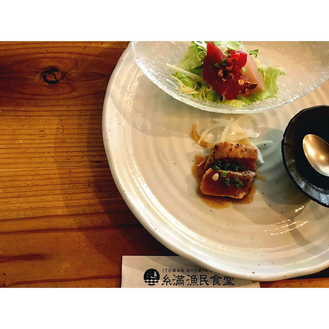 金城茉奈さんのインスタグラム写真 - (金城茉奈Instagram)「糸満漁民食堂。🐟🐟🐟念願。 ここのイマイユのバター焼きは本当に美味しい！ちなみに私は、マーマチを。お店のデザインも素敵なの。 #イマイユは鮮魚という意味#マーマチ#アーサソース#前菜とデザートもついてくるよ#糸満漁民食堂#okinawa」5月27日 13時58分 - mn75aa
