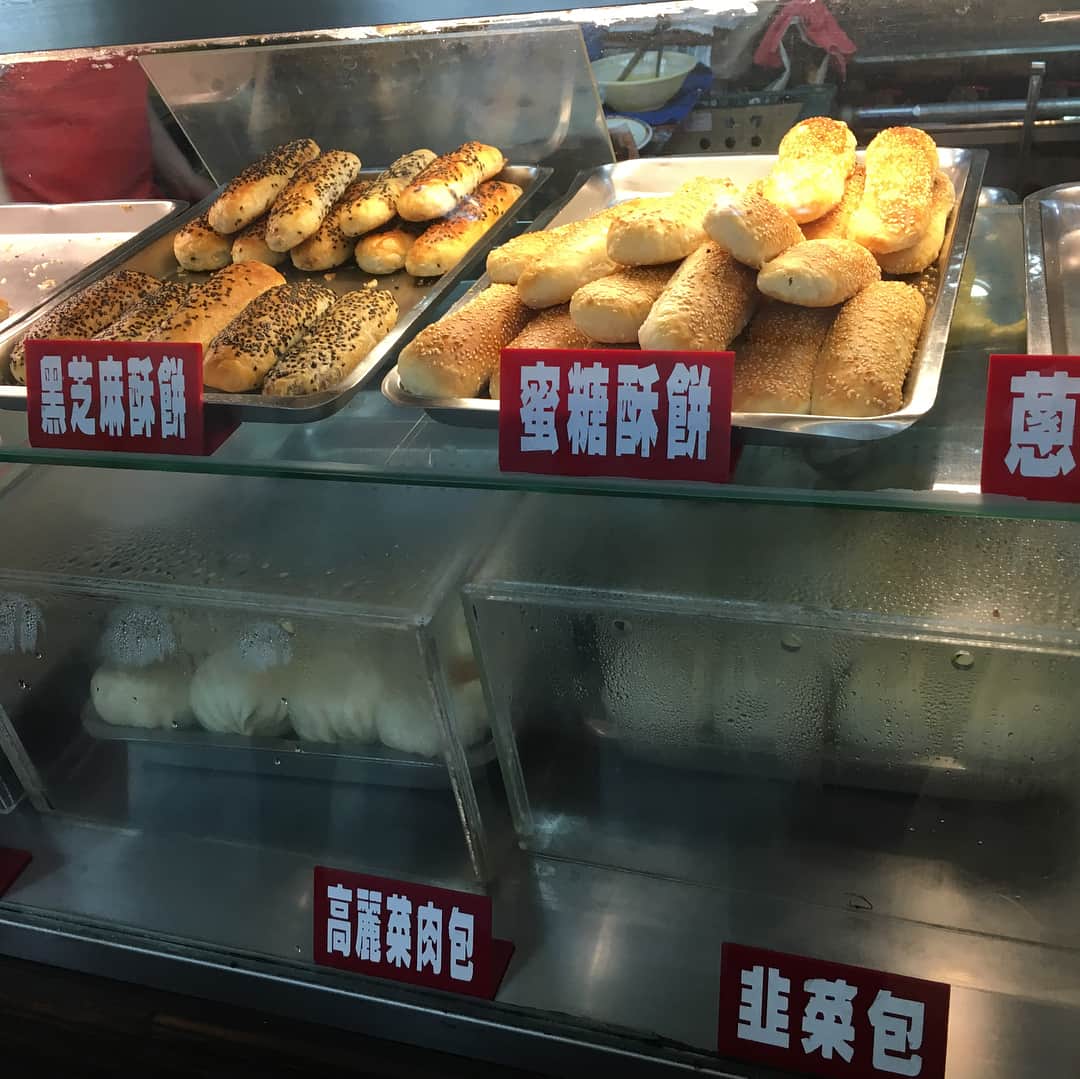 石田ゆり子さんのインスタグラム写真 - (石田ゆり子Instagram)「台北の朝市。 台湾では、何を食べても 本当に美味しい。 不思議なくらい、食材そのものの 味が濃くて、深い。 朝市で見る野菜たちからも パワーを感じます。 そしてもう、本当に、安い。 ライチを1束100元(およそ400円)で買いました。 夜、部屋で食べるのです😝😋 台湾的傳統市場。 在這裡吃什麼都很好吃，不過最驚訝的是蔬菜的味道，很濃郁。 一堆一堆擺出來的都很便宜！ 台灣的活力來源是在傳統市場。 #台湾での日々2018」5月27日 14時09分 - yuriyuri1003