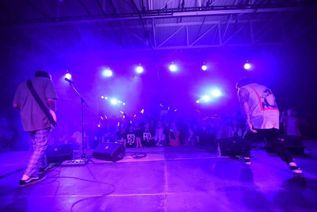 のインスタグラム：「本日は3回目のカナダでのライブでした！ Thakn you toronto！ 今回はカメラマンの小林伸行さん @nobbie5884  渾身の撮影です！ #backon  #ナイアガラkenji03 #ナイアガラTEEDA #nobuyukikobayashi  #animenorth #jrocknorth  #toronto」