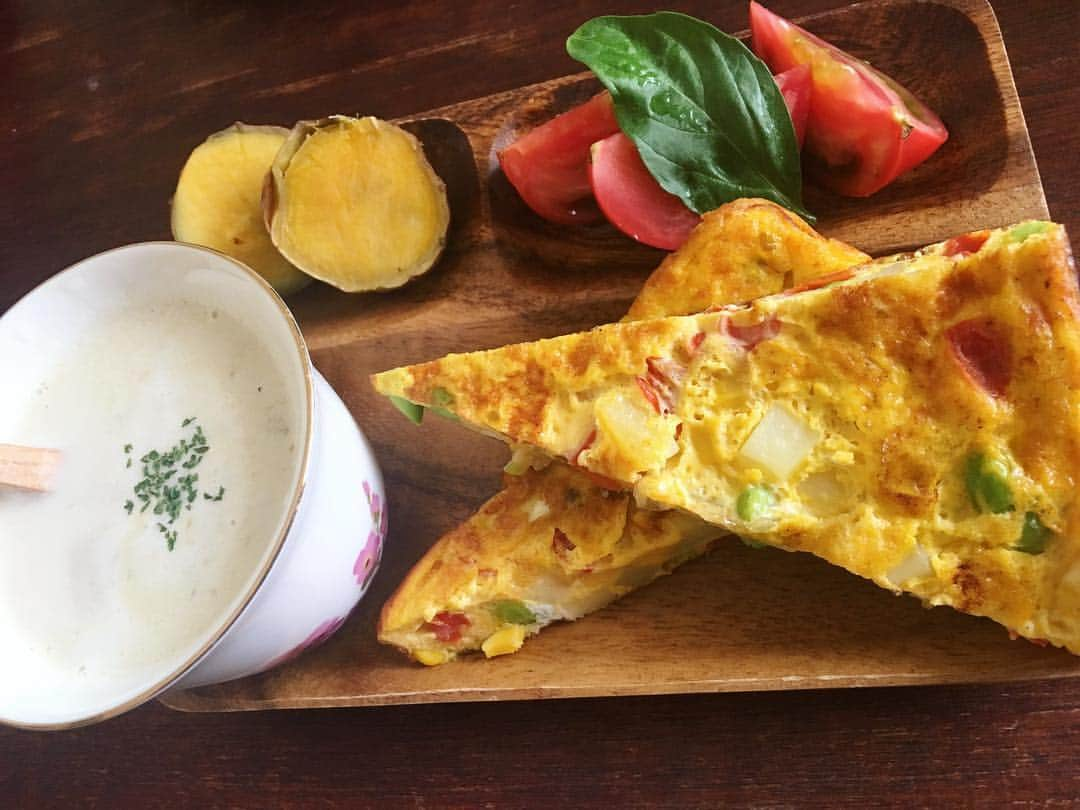 水村真悠子のインスタグラム：「お昼ご飯🍴. 珍しく洋風なカフェ風ランチに٩( ᐛ )و☕️ . ＊スパニッシュオムレツ (卵、バター、枝豆、コーン、ミニトマト、じゃがいも、モッチァレラチーズ、塩、こしょう) ←卵焼き機で焼きました!! ＊オレンジカリフラワーの食べるスープ (オレンジカリフラワー、新玉ねぎ、じゃがいも、コーン、にんにく、鶏出汁、オリーブオイル、水、牛乳、塩、こしょう、ブラックペッパー、パセリ) ＊フルーツトマト (フルーツトマト、バジル、塩、オリーブオイル) ＊無水鍋で蒸し焼きにした安納芋 . #スパニッシュオムレツ #枝豆 #モッチァレラチーズ #食べるスープ #オレンジカリフラワー #鶏出汁 #フルーツトマト #バジル #安納芋 #カフェ風ランチ . 野菜たっぷり、栄養満点💯 余り物使って献立作るの天才的👍🏻✨ ←自分で言っちゃうw 今期初の赤紫蘇ジュースも同時に作りました💁‍♀️💓 . #野菜たっぷり #栄養満点 #余り物 #赤紫蘇ジュース」