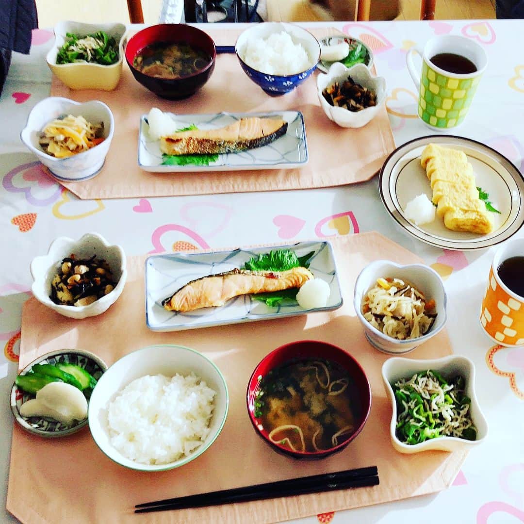 おっさんずラブ 武蔵の部屋のインスタグラム：「本日の朝ごはん🍚✨ #和食にしてみました #栄養たっぷりだお #卵焼きは甘い派甘くない派？ #星３つ？🌟🌟🌟 #ちなみにこの朝ごはんができた時 #ねぼすけはるたんはまだベッドの中でした😴 #はるたんは食べる時の顔が可愛すぎて #殺傷能力すら感じるよね #だから美味しいって笑って欲しくて #好きなものをたくさん作ってあげたくなっちゃうよね #いっぱい食べる君が好き☺️♬」