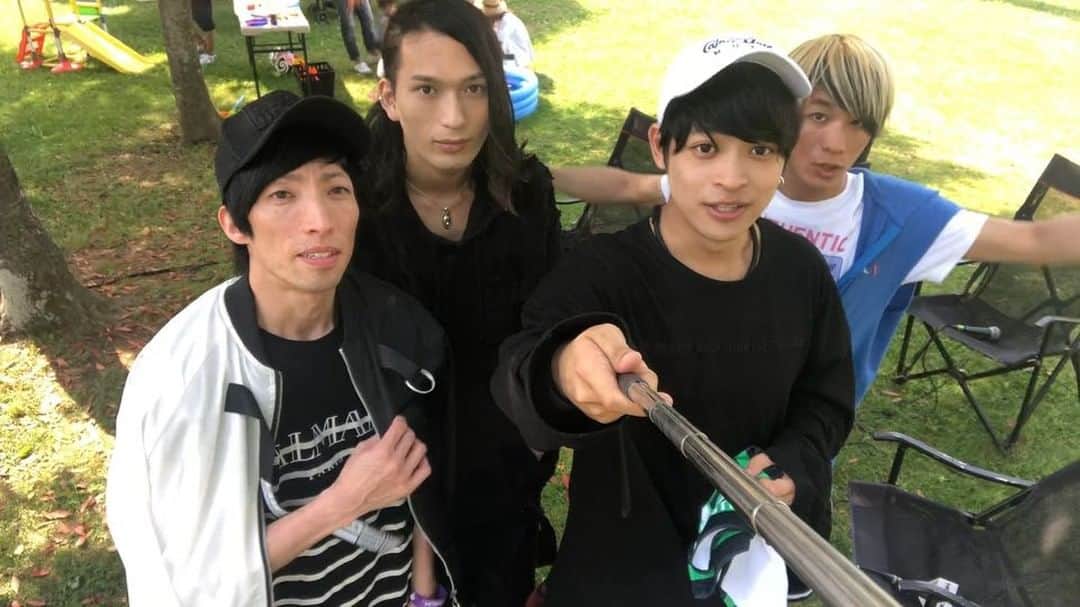 M-ON! MUSIC｜エムオンミュージックのインスタグラム：「#THEORALCIGARETTES 、 #自撮り棒 を持って走り出すもまさかの誰も付いてこない！？笑 そんな様子をチェッチェッチェッチェック！！ #山中拓也 #あきらかにあきら #鈴木重伸 #中西雅哉 #エムオンミュージック #monmusic #セルフィー #メトロック #METROCK #メトロック2018 #METROCK2018 #リアルタイムレポート #メトロック2018MMレポ #メトロック東京 #動画 @the_oral_cigarettes_official @oraltakuya @akrknakr @shige__oral」