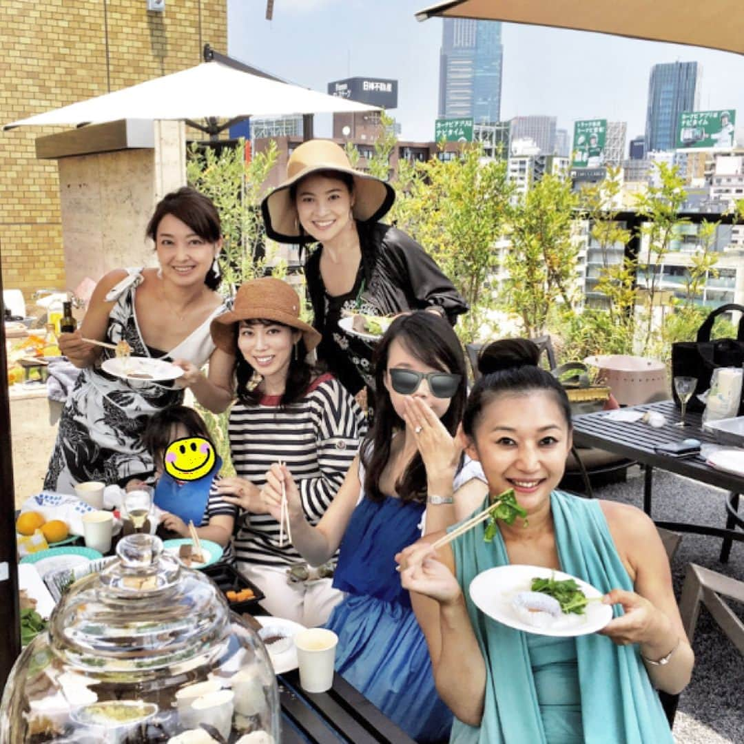 吉田玲奈さんのインスタグラム写真 - (吉田玲奈Instagram)「素敵な屋上テラスでBBQ🍖🍾✨美味しいお肉を食べ大満足のママ会に参加❤️ #BBQ#テラスバーベキュー #素敵すぎる#子供達も大喜び #肉#美味しすぎる#ドリンクサーバー#子供プール」5月27日 15時39分 - reina.yoshida.ciel.1218