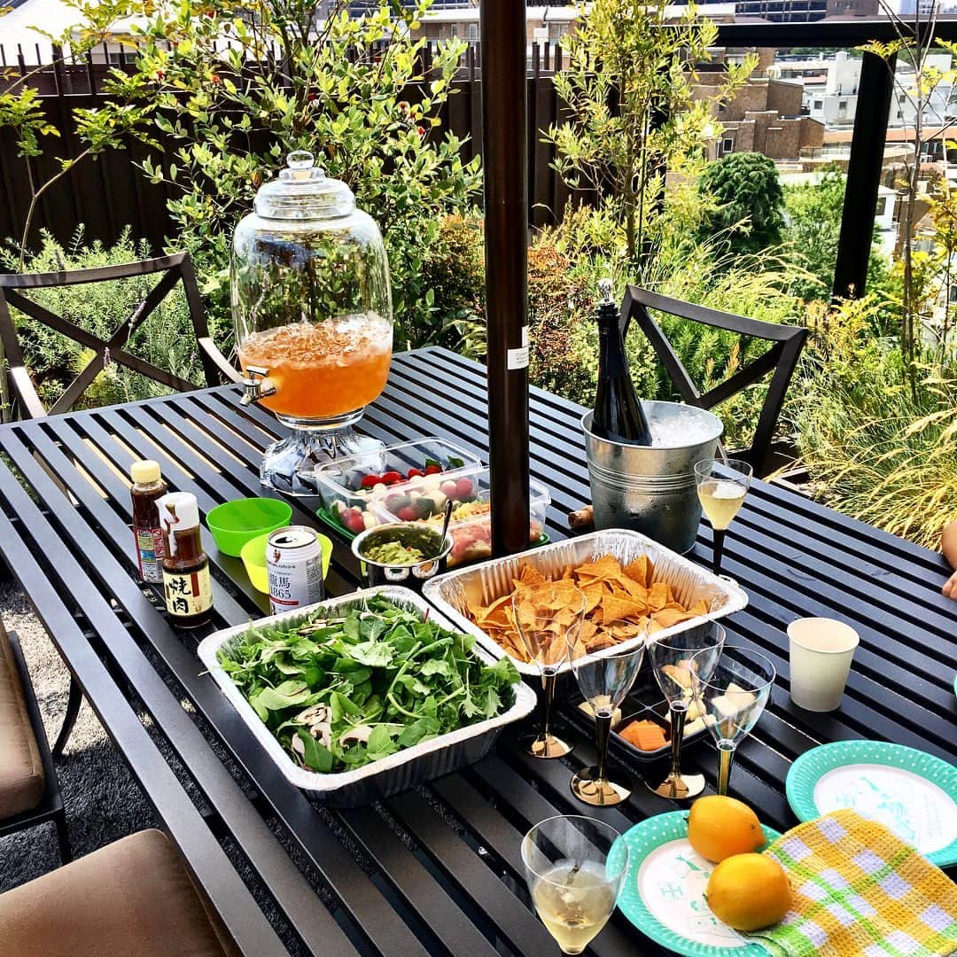 吉田玲奈さんのインスタグラム写真 - (吉田玲奈Instagram)「素敵な屋上テラスでBBQ🍖🍾✨美味しいお肉を食べ大満足のママ会に参加❤️ #BBQ#テラスバーベキュー #素敵すぎる#子供達も大喜び #肉#美味しすぎる#ドリンクサーバー#子供プール」5月27日 15時39分 - reina.yoshida.ciel.1218