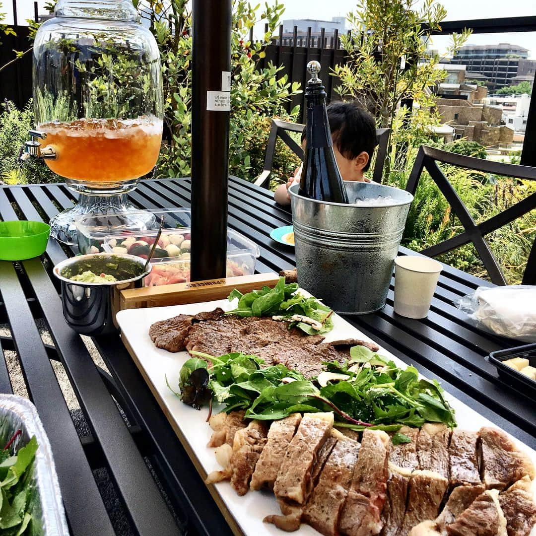 吉田玲奈さんのインスタグラム写真 - (吉田玲奈Instagram)「素敵な屋上テラスでBBQ🍖🍾✨美味しいお肉を食べ大満足のママ会に参加❤️ #BBQ#テラスバーベキュー #素敵すぎる#子供達も大喜び #肉#美味しすぎる#ドリンクサーバー#子供プール」5月27日 15時39分 - reina.yoshida.ciel.1218