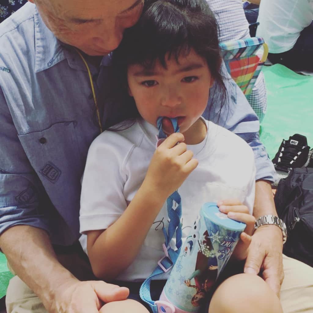 須藤理彩さんのインスタグラム写真 - (須藤理彩Instagram)「昨日は運動会でした❗️お姉ちゃんは小学校最後、チビちゃんは小学校初めての運動会❗️そして、５歳違う姉妹にとって最初で最後の一緒の運動会❗️主人のお父さんに、生まれた時から娘達を知る私のマネージャー達❗️皆んな応援に駆けつけてくれました😭 差し入れにキレイないなり寿司に、娘達大好きなサーティーワン❤️お弁当は母が腕を振るってくれました☺️✌🏻 ありがとう⤴︎⤴︎⤴︎ そして、お気づきかな？チビちゃんの涙😭 お昼休憩になり迎えに行ったら、既に居なくなっていて、探しても見つからないので、迷子案内の放送していただきました😣💦どうやら、一度教室に戻ると勘違いしてしまったようです❗️再会した瞬間、うぇーん💦と。 自分の学校で迷子ってーーー❗️っと、かなり強烈な思い出が出来ました☺️」5月27日 15時38分 - ichico_smile