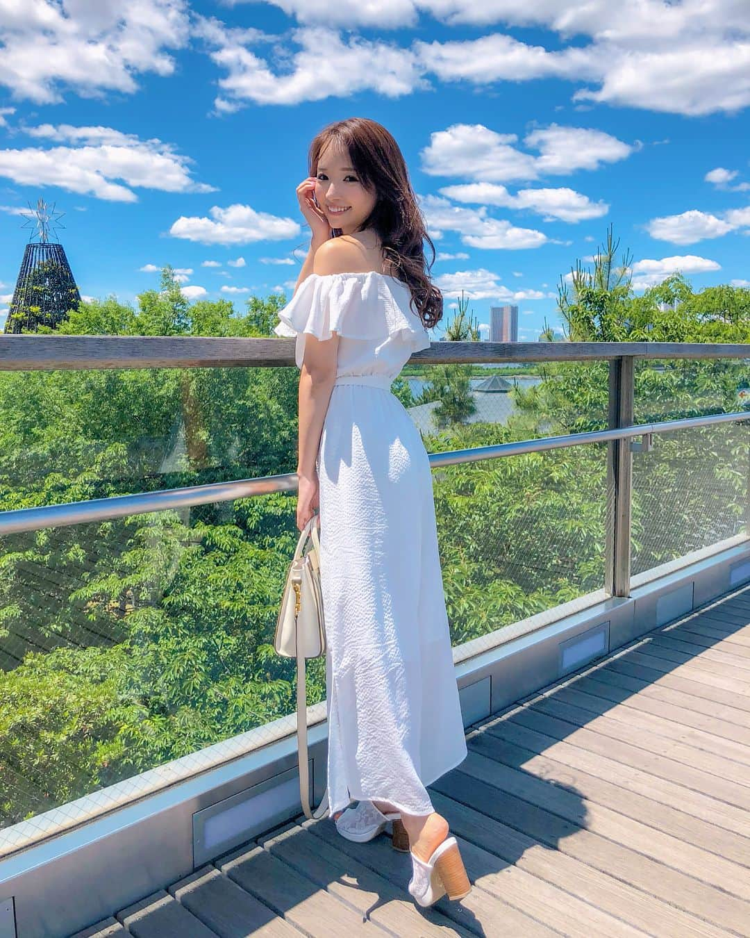 八鍬里美さんのインスタグラム写真 - (八鍬里美Instagram)「今日のランチコーデ❤️ 真っ白コンビネゾン(*v.v) オフショルで甘めに♡ワイドパンツで大人っぽさもあるよ😍✨ こういう服は特に、ちっちゃい子は丈感大事だよね☺︎ マカロンのはもちろんピッタリ✨最高〜😻 . #コンビネゾン#オフショルダー#夏服#ワイドパンツ#데일리룩#패션스타그램#150cmコーデ#ミシェルマカロン#michellmacaron」5月27日 16時13分 - satomi_yakuwa