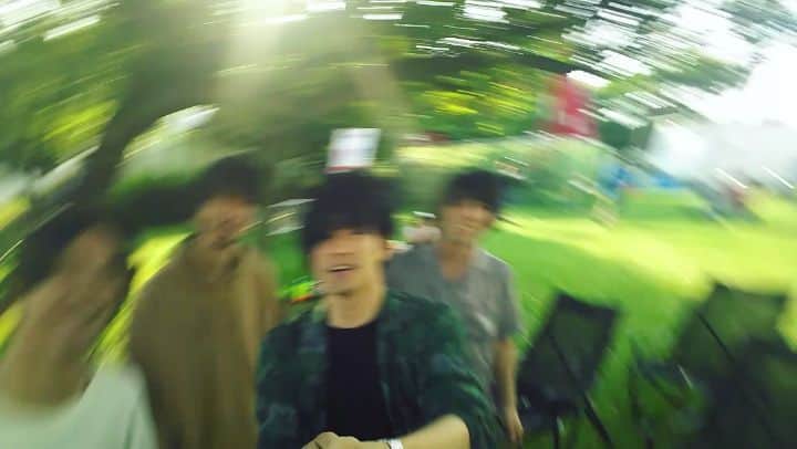M-ON! MUSIC｜エムオンミュージックのインスタグラム：「記念すべき1000投稿目！ 皆さん、ちゃんと見れてますかー？  こちらは盛り上がりすぎて揺れてます（笑）。 #フレデリック #三原健司 #三原康司 #赤頭隆児 #高橋武 #エムオンミュージック #monmusic #自撮り棒 #セルフィー #メトロック #METROCK #メトロック2018 #METROCK2018 #リアルタイムレポート #メトロック2018MMレポ #メトロック東京 #動画 @frederigram @takeru_drums @redhead_frdc @mihara koji @miharakenji」