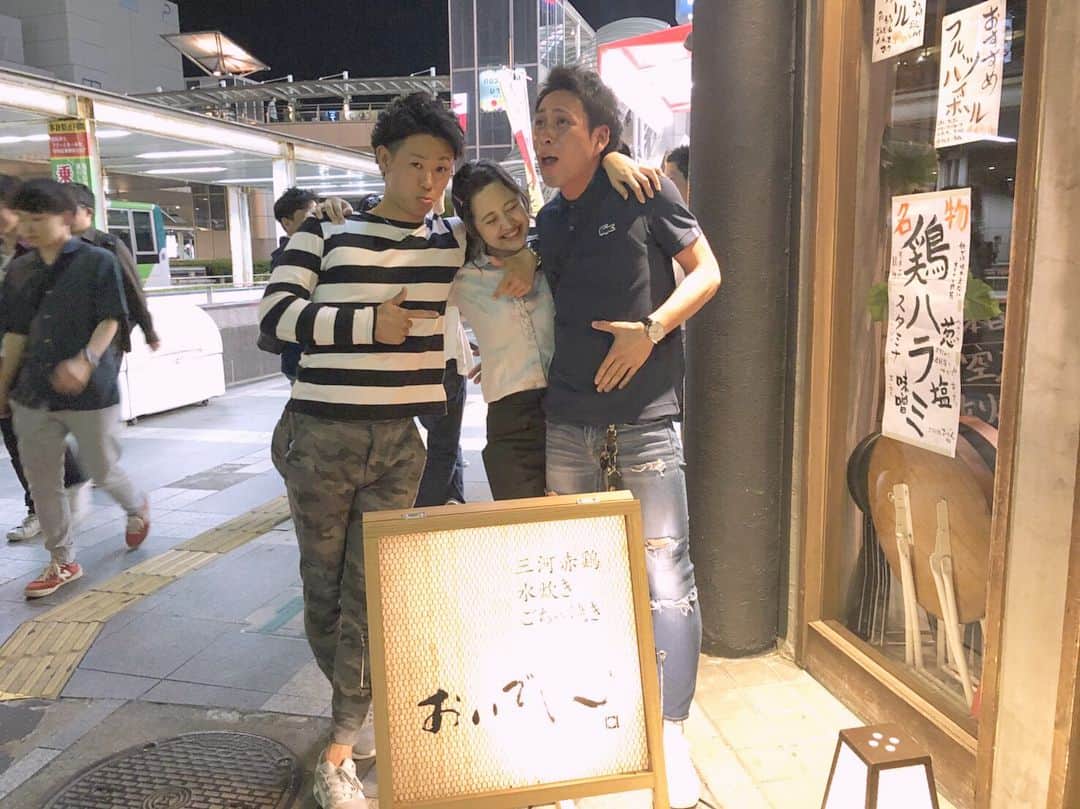 のインスタグラム：「・ は〜〜ほんとにだいすき。 わたしにバレないように適当な予約名で来店。 内定祝いってプレゼントまでくれた😭💕 ににたちの顔見た瞬間うれしくてボロ泣き。 社会人になった2人に会ったら大人になってた。 ・ しっかりにいと優しいにい。 お兄ちゃんほしかったから2人のことわ まーじなお兄ちゃん的存在だと思ってる！！！ わたしのこと妹だってかわいがってくれるのわ この2人しかいないし、2人だけでいい。 ・ 来てくれたのが昨日でよかった。 ににたちの存在改めてでっかいなって思った。 はやくあそんで。また旅行いこ！だいすき。 ・ 2人といるとだいぶ小顔に見える❤️❤️ 安定にデコわ広いけど🙄🙄🙄笑笑 ・ #おにたんず #ひろとん #たいがー #大切な存在 #だいすき #内定祝い #ありがとお #しっかりにい #優しいにい #わたしのにい #一生ついてく #あいしてる #0526」