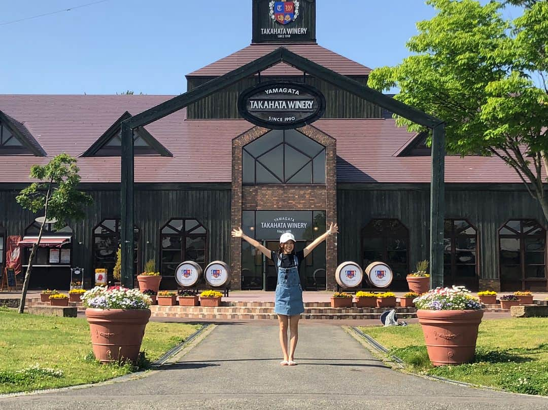 市原彩花さんのインスタグラム写真 - (市原彩花Instagram)「山形県の#高畠ワイナリー に行って来たよー🍷 ここはワインやぶどうジュースが試飲し放題なのだ😋🍷 断然赤ワイン派なんだけど、美味し過ぎて初めて白買っちゃった😆🍇 試飲し過ぎないようにセーブするのが大変だった😚笑 ご当地ジェラートや白ワインソフトもあったよ🍦 ちょっとのんびりしたり、山形土産買うには丁度良い場所♡ #山形#yamagata#山形観光#山形旅行#高畠#たかはたまち#高畠町#駅に温泉がある#東京から新幹線で2時間半#ワイン#ワイナリー#wine#winery」5月27日 16時40分 - ayaka_ichihara