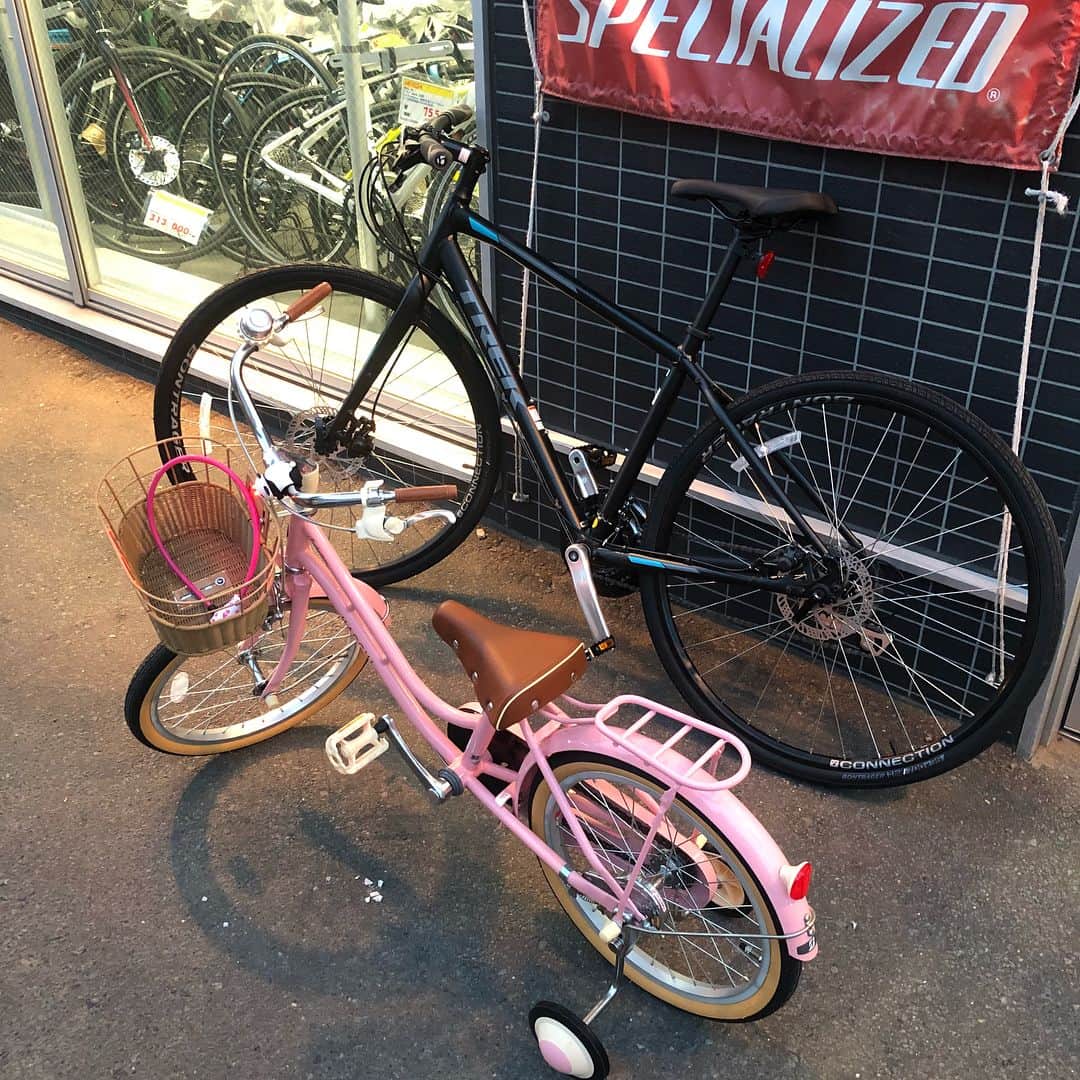 中田翔さんのインスタグラム写真 - (中田翔Instagram)「皆さんお疲れ様です！！ この前の休みの日に家族で映画見に行って来ました^ - ^ その帰りに娘が自転車の練習したい言い出したので自転車購入！自分のも買っちゃいました！笑 乗るの久々で楽しかった！！ #中田翔#映画#自転車」5月27日 17時29分 - shonakata_official