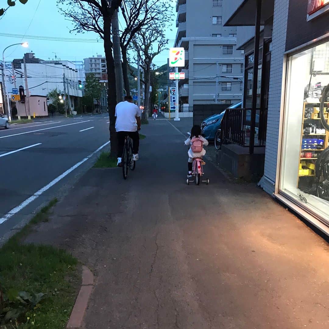 中田翔さんのインスタグラム写真 - (中田翔Instagram)「皆さんお疲れ様です！！ この前の休みの日に家族で映画見に行って来ました^ - ^ その帰りに娘が自転車の練習したい言い出したので自転車購入！自分のも買っちゃいました！笑 乗るの久々で楽しかった！！ #中田翔#映画#自転車」5月27日 17時29分 - shonakata_official