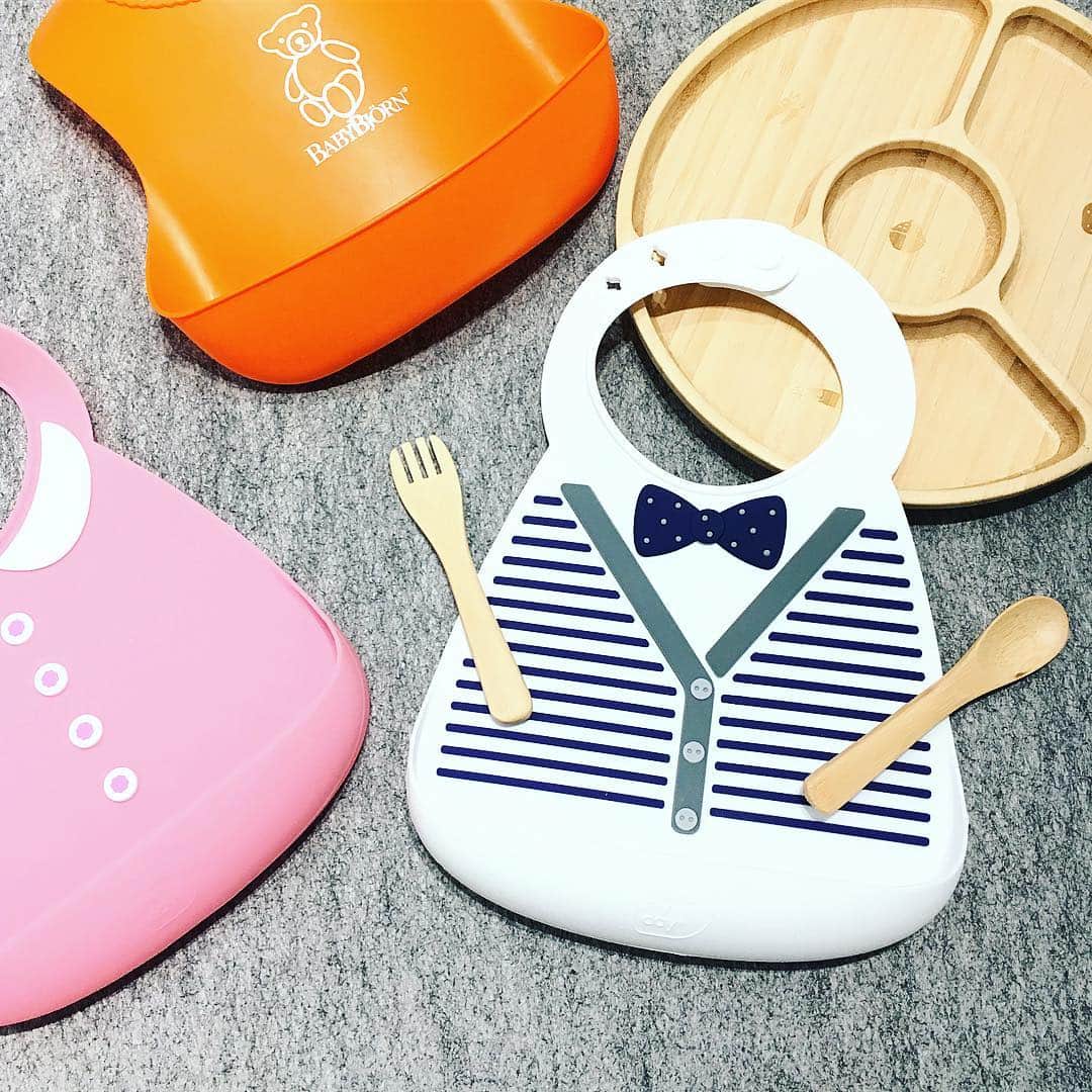 blossom39_officialのインスタグラム：「メイクマイデイの「ギャルソン」が、久しぶりに入荷しました！ 人気で欠品していたギャルソン風お食事エプロンが、久しぶりに店頭に並んでいます♪ ネイビーの蝶ネクタイに白いベストがオシャレ♡各店舗少しずつの入荷ですので、お早めにどうぞ！ ▶︎詳細はプロフィールからご覧頂けます。 #makemyday#メイクマイデイ#お食事エプロン#お食事用スタイ#シリコンビブ#baby#ベビー#赤ちゃん#ベビー雑貨#ベビー用品#blossom39#ブロッサム39」