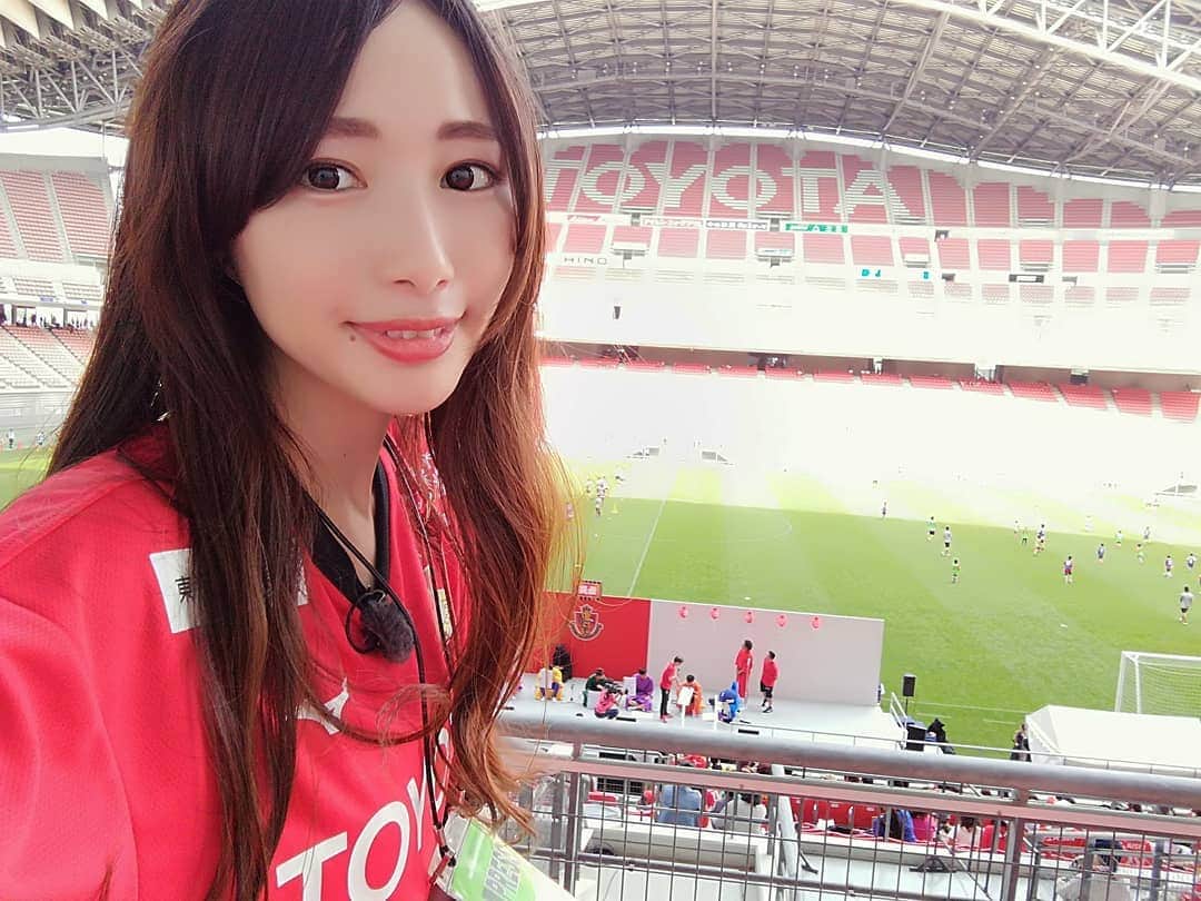 のインスタグラム：「* 名古屋グランパスファン感謝デー🚩 【LOVE GRAMPUS Festa2018】 取材にいってきました～⚽ 取材といいつつもしっかり楽みました💞💞 * 選手たちと本当に近くでふれあえるイベント‼️握手やハイタッチもできました👏 憧れのあの選手には、、英語で話しかけてみましたが、、通じたのでしょうか❓❓* * それにしてもグラ笑点おもしろすぎた🤣 * * 今日の取材の様子は、７月１日～O.Aの ひまわりネットワーク【グランパスSTADIUM withサポーターズ】で放送予定です🎵 * * #グランパス #名古屋グランパス #nge #grampus #nagoya #toyota #グランパススタジアム #グラスタ #ひまわりネットワーク #グラサポ #豊スタ #トヨスタ #豊田スタジアム #ファン感 #イベント #jリーグ #サポーター #soccer #lovesoccer #suporter #fun #suports #お疲れ様です #dayphoto」