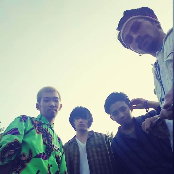 M-ON! MUSIC｜エムオンミュージックのインスタグラム：「衝撃のラストを見逃すな！（笑）  #KingGnu #常田大希 #勢喜遊 #新井和輝 #井口理 #エムオンミュージック #monmusic #自撮り棒 #セルフィー #メトロック #METROCK #メトロック2018 #METROCK2018 #リアルタイムレポート #メトロック2018MMレポ #メトロック東京 #動画 @kinggnu.jp @daikitsuneta @hiibaasan_jamesbrown_sokkuri @kazukiarai_ @191satoru」