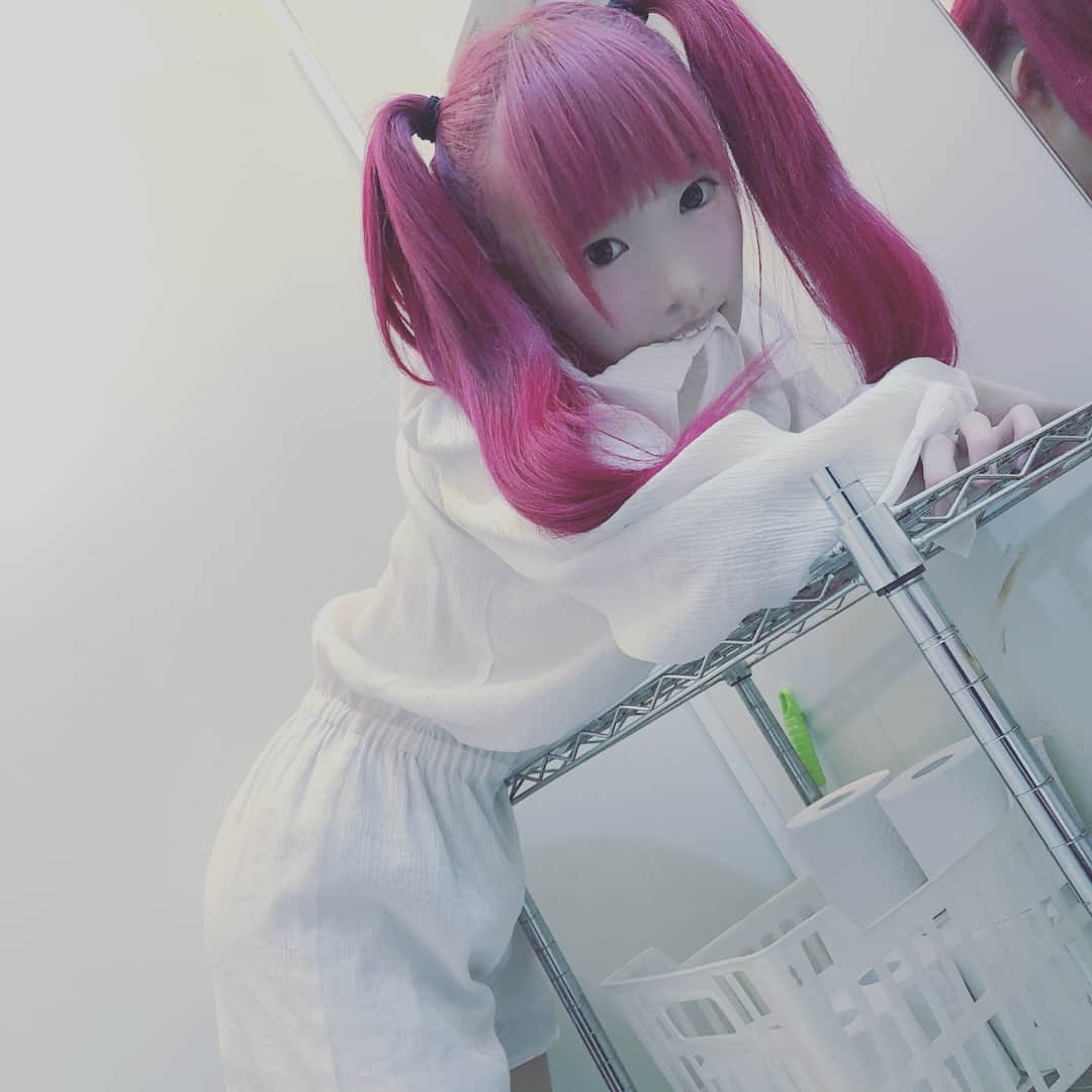 椎名ひかり（ひかりん）さんのインスタグラム写真 - (椎名ひかり（ひかりん）Instagram)「一枚で着れるラフで楽チンかわゆすなミコアメリのおべべー！ 風通し良くて涼しげ通気性抜群。 リア充は着るしかない！って、くらいモテカワ要素も詰まっているぞ  ニアも着れそうだね(デスノート)  僕が着ると精神病棟感 たまらないたまらない キミを何処かへ隔離してしまいそうです。  #micoameri #ミコアメリ ＠micoameriofficial」5月27日 18時06分 - pikarin_shiina