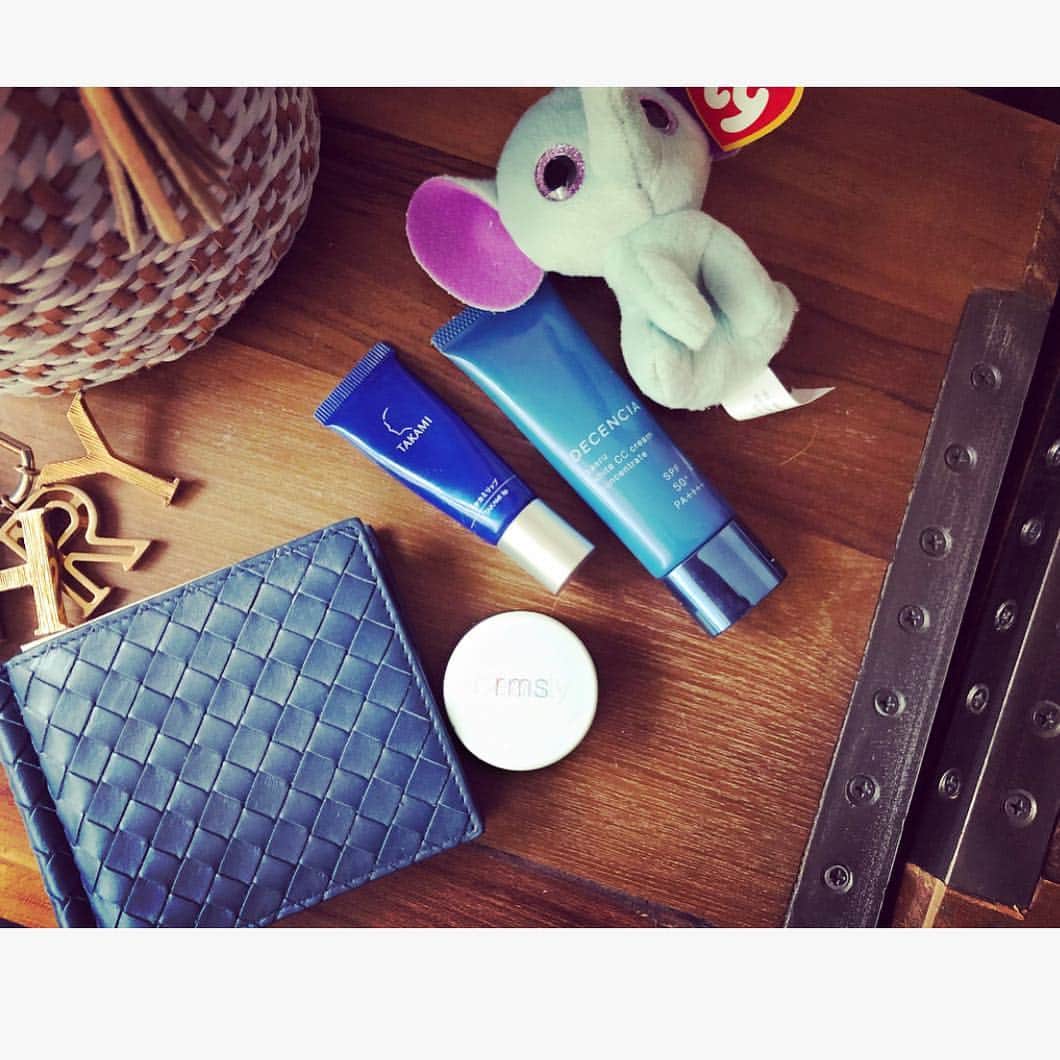 神崎恵さんのインスタグラム写真 - (神崎恵Instagram)「今日のバッグの中。 #ディセンシア サエル ホワイト CCクリーム コンセントレート #タカミリップ #rmsbeauty lip2cheek promise」5月27日 18時41分 - megumi_kanzaki