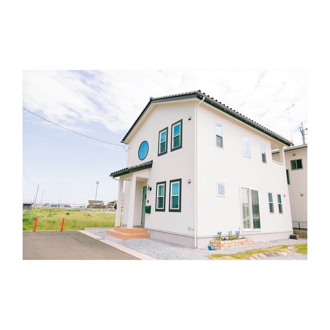 ハグハウス小山のインスタグラム：「カフェのような可愛らしいお家。 . 栃木市大宮町 hicohouse . お気に入りの丸窓が映えます。 . 丸窓からは男体山が眺められます。山々を見ると落ち着きますね！ . . . . . @myhome_aruaru  これからマイホーム計画を進める方。建築中の方。すでに入居されている方。みなさんにお役に立つ情報を発信している「住宅あるある」インスタ版はこちら！ . @aoihome_private 「住宅あるある」パソコン版はこちら！ . #ママ #ママファッション #ファッション #カフェ #栃木 #栃木ママ #栃木カフェ」