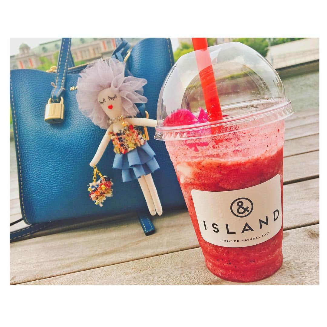 mayaのインスタグラム：「知る人ぞ知るデューシーちゃんのポスト✨ その名もスレイシーちゃん◟̆◞̆ #デューシー#改め#スレイシー#頭おかしい#らしい#週末#北浜#テラス#のんびり#お散歩#インスタ#更新していこ」