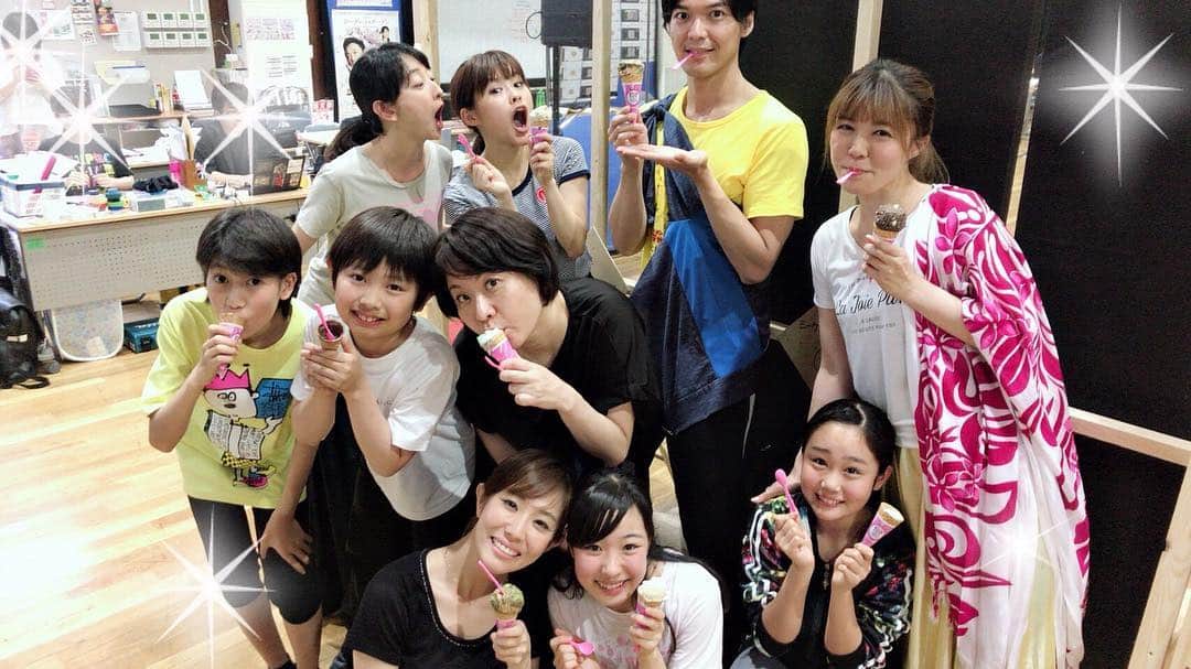 昆夏美のインスタグラム：「. 今日も一日お疲れ様でした。 2幕通し稽古後に みんなでアイス🍦💕 . #シークレットガーデン」