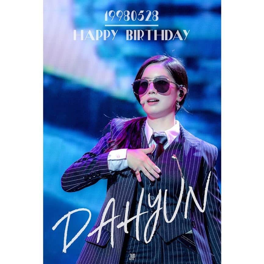 TWICE JAPANさんのインスタグラム写真 - (TWICE JAPANInstagram)「Happy Birthday DAHYUN  #HappyDAHYUNday」5月28日 0時05分 - jypetwice_japan