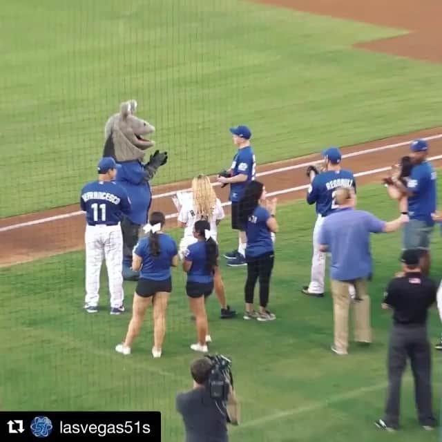 のインスタグラム：「This was truly special! Have fun at Citi Field Max! ・・・ Max’s wish came true! ✨👽⚾️🍎😭 . The #LV51s teamed up with @makeawishsnv to help grant Max’s wish to be a New York @Mets baseball player. . Today we brought Max to the park for a farm system experience, including his own locker, batting practice and a first pitch. After delivering a strike, Manager Tony DeFrancesco broke the news... Max, you’re going to the SHOW!」