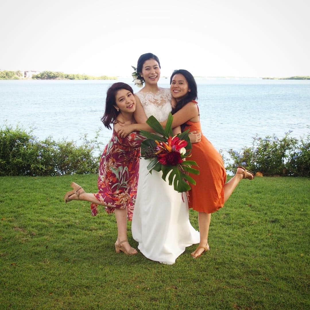 村元哉中のインスタグラム：「One thing I can say in confidence out of everything I have, I have the most amazing inspiring beautiful hardworking fun loving caring sisters in the world ❤️ My role models・Family is everything! Love you and congratulations!!!💍 ✨#muramotosisters #blessed」