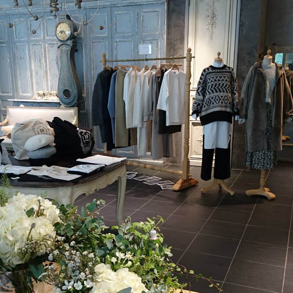 のインスタグラム：「・ ENCHAlNEMENT UNl point de mignon 淀屋橋odona店は、皆様のお力添えにより10周年を迎えることができました。10周年パーティーでは沢山のお客様にお越しいただき、誠にありがとうございました。 スタッフ一同感謝しております。 これからも淀屋橋odona店をご愛顧いただけますようお願いいたします。 ・ #enchainementunipointdemignon #アンシェヌマンユニポワンドミニョン #dunadix #アナディス  #fashion #2018aw #yodoyabashiodona #淀屋橋odona #10thanniversary #diligenceparlour」
